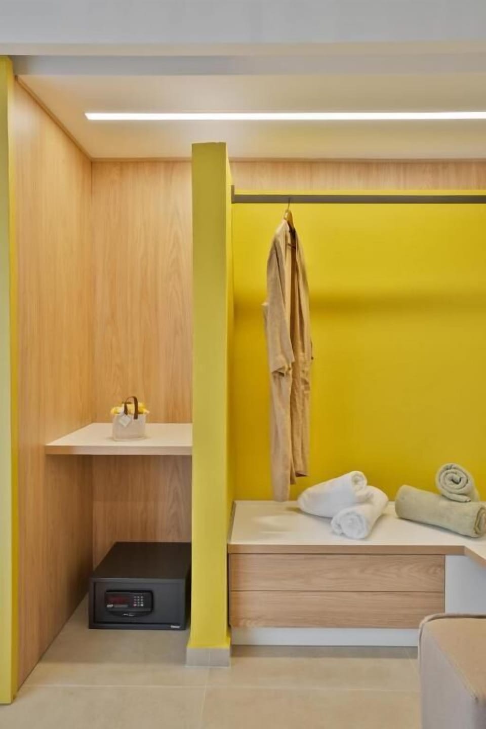 Deluxe Suite | 1 bedroom, in-room safe, desk, laptop workspace
