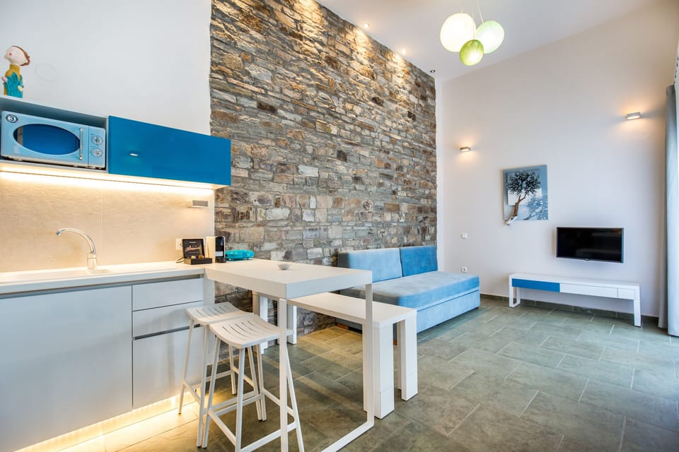 Deluxe Suite | 1 bedroom, in-room safe, desk, laptop workspace