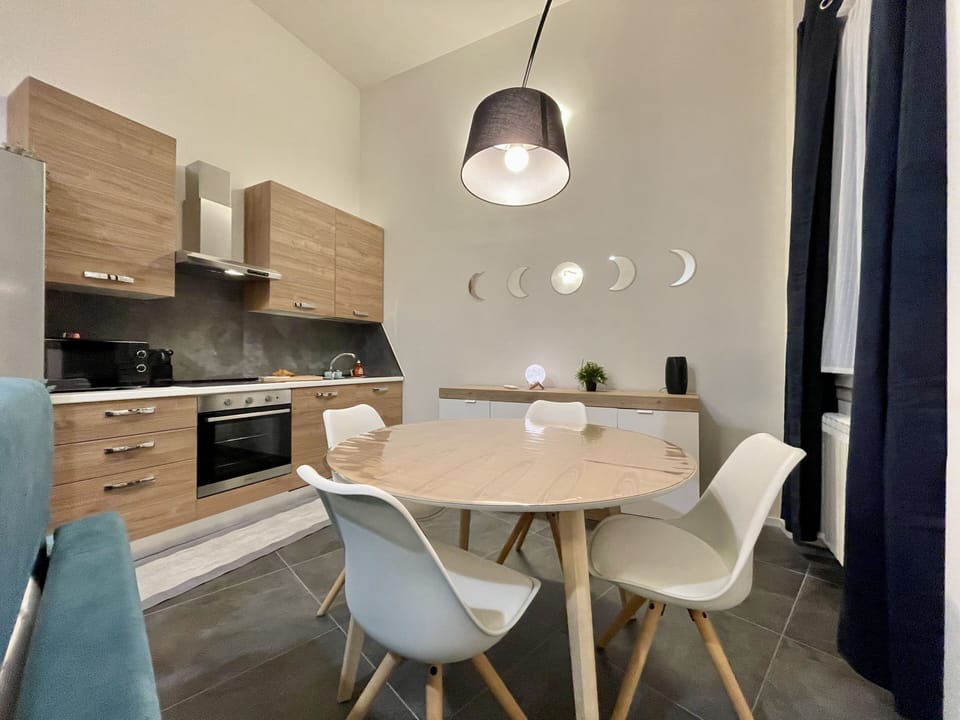 Family Apartment | Private kitchen | Full-size fridge, microwave, oven, stovetop