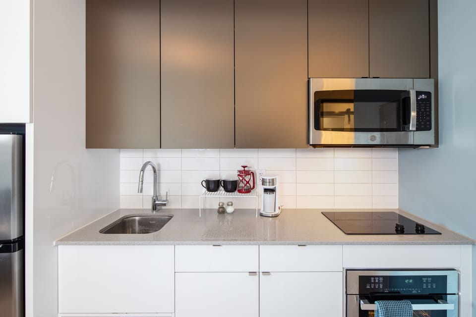 Full-size fridge, microwave, oven, stovetop