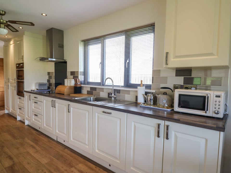 Fridge, dishwasher, cookware/dishes/utensils