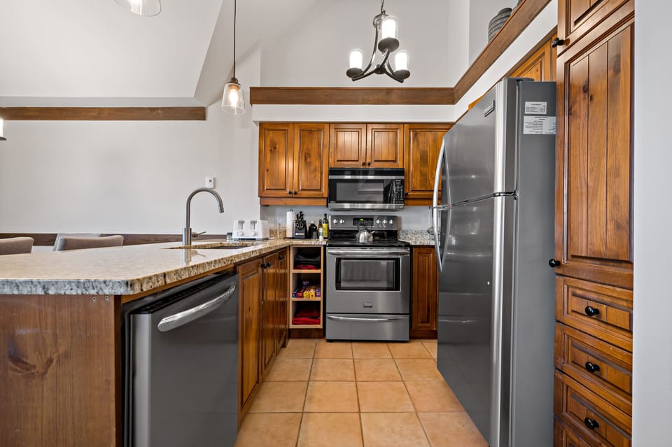 Algonquin 124-09 | Private kitchen | Full-size fridge, microwave, oven, stovetop