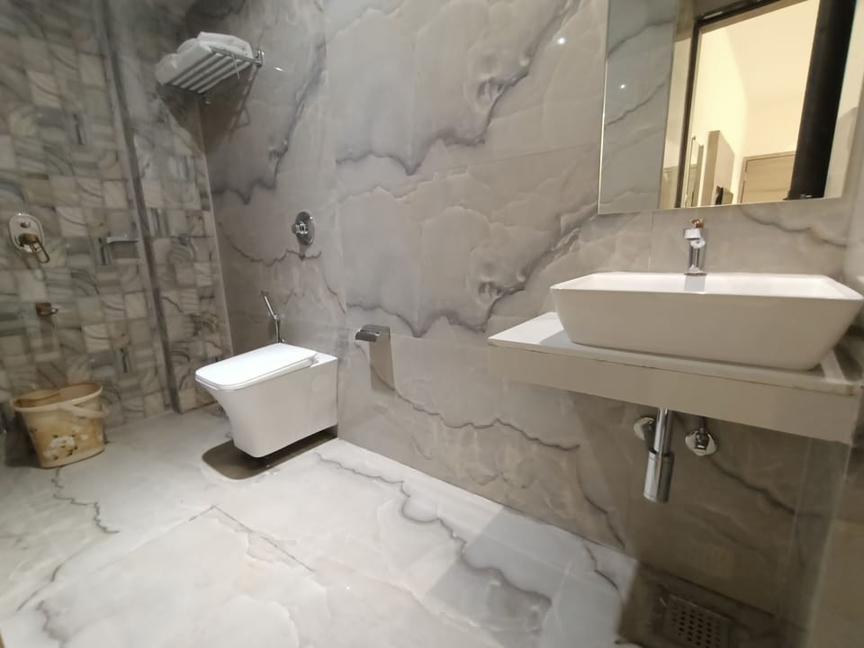 Deluxe Room | Bathroom | Shower, rainfall showerhead, bidet, towels