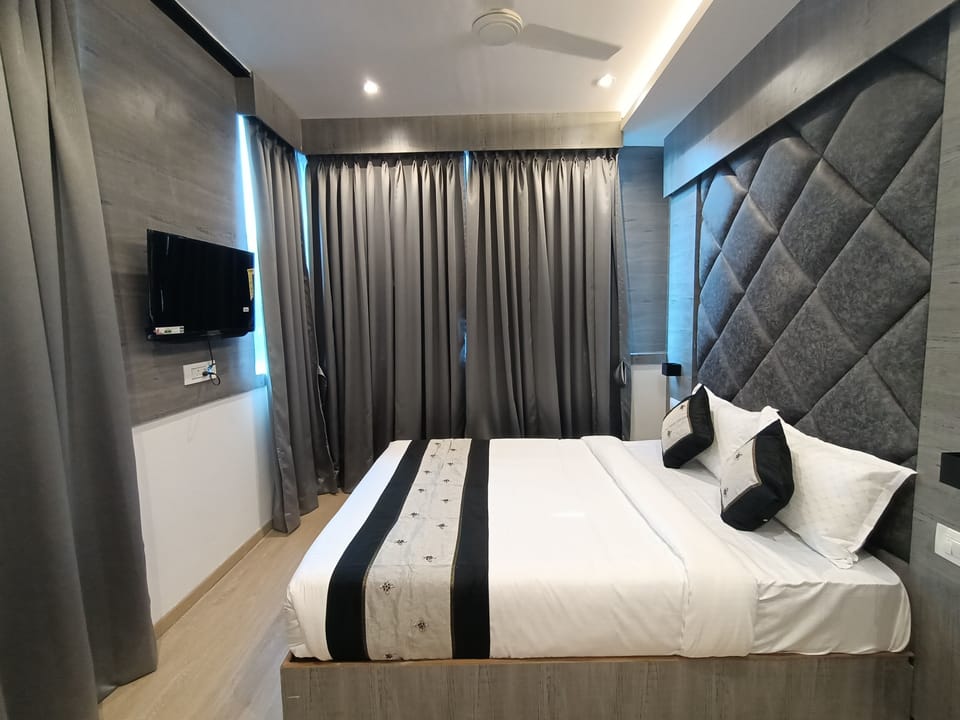Deluxe Room | Egyptian cotton sheets, premium bedding, memory foam beds