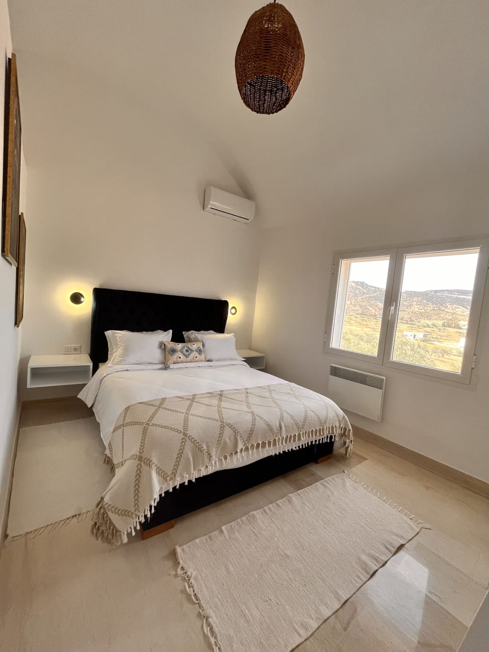 Premium bedding, down comforters, minibar, WiFi (free)
