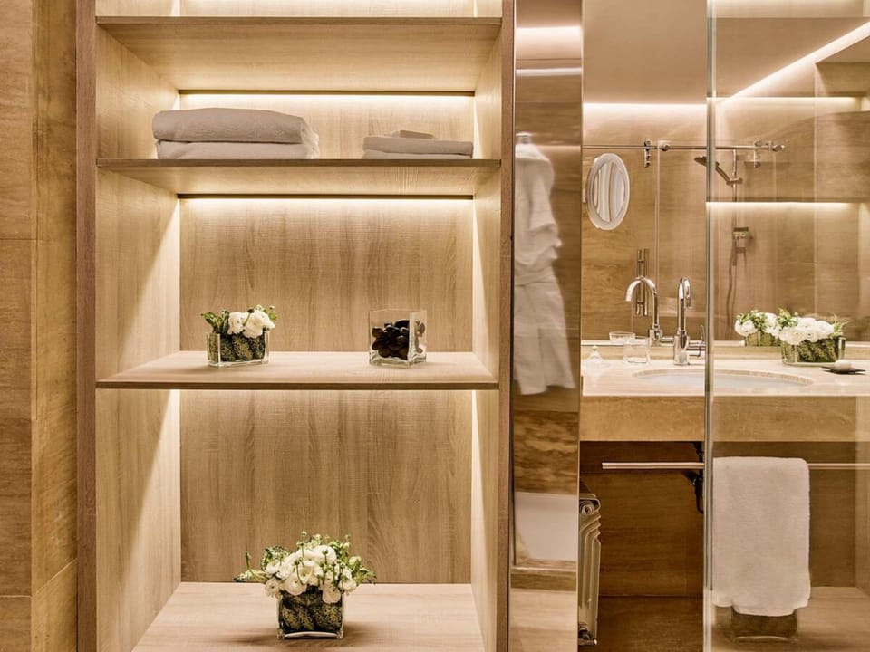 Junior Suite, 1 King Bed with Sofa bed, City View | Premium bedding, free minibar, in-room safe, desk