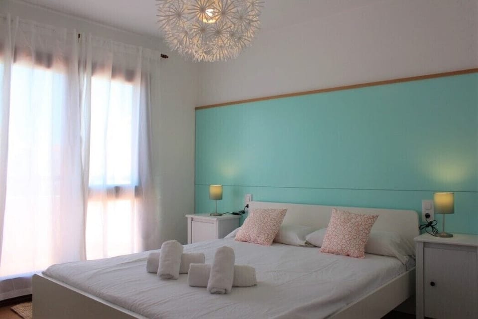 3 bedrooms, desk, WiFi (free), bed sheets