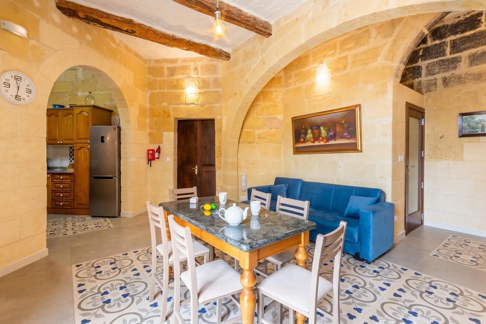 Family House, 5 Bedrooms, Microwave (Surwig Gozitan Villa & Pool) | Dining