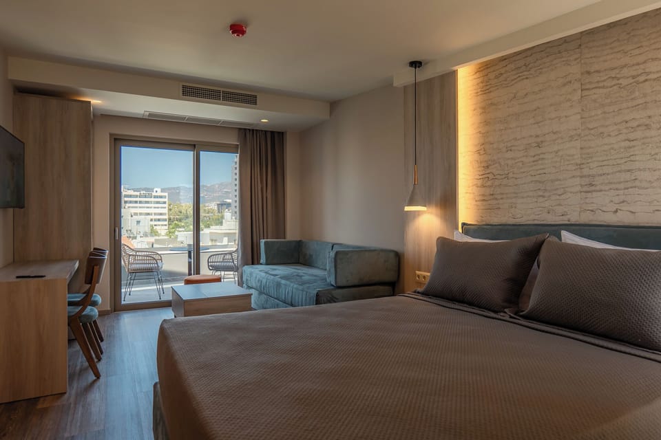 Penthouse Suite with Panoramic View | Soundproofing, free WiFi, bed sheets