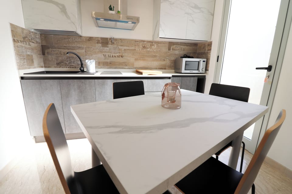Apartment, 1 Bedroom, Smoking, Patio | Dining