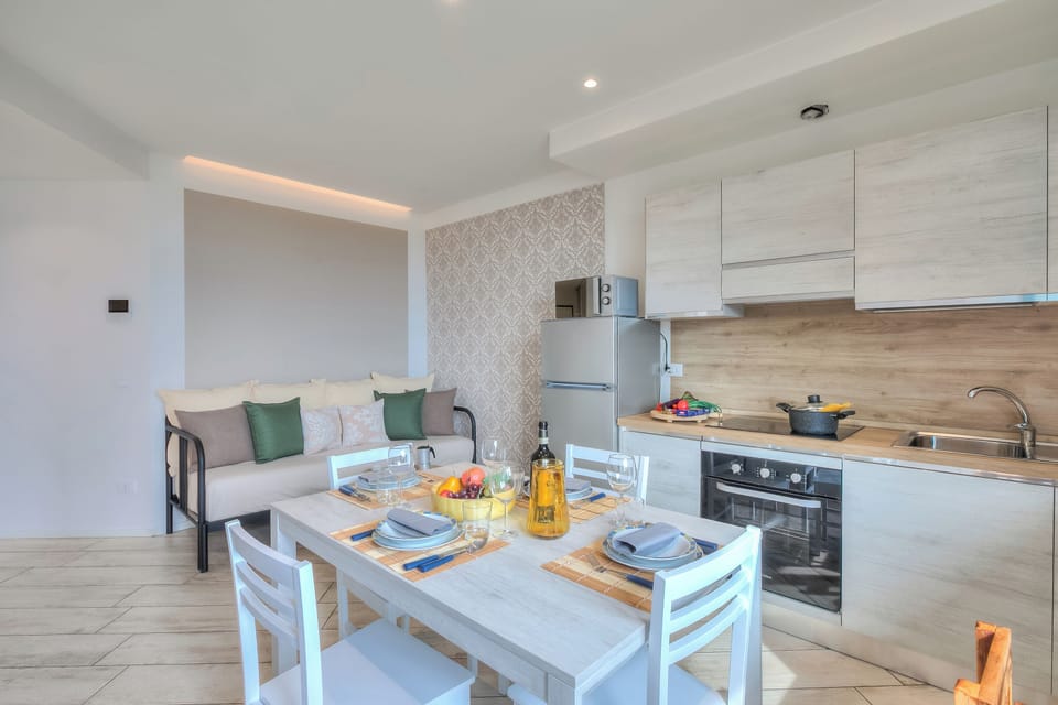 Family Apartment, Multiple Bedrooms, Mountainside (Casa Scott) | Private kitchen | Fridge, microwave, oven, stovetop
