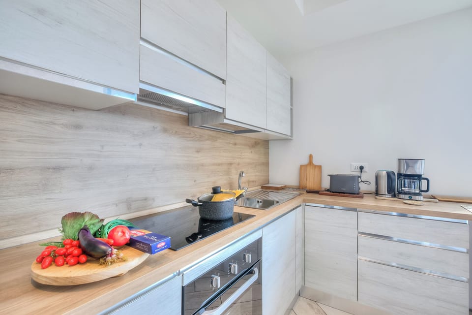 Family Apartment, Multiple Bedrooms, Mountainside (Casa Scott) | Private kitchen | Fridge, microwave, oven, stovetop