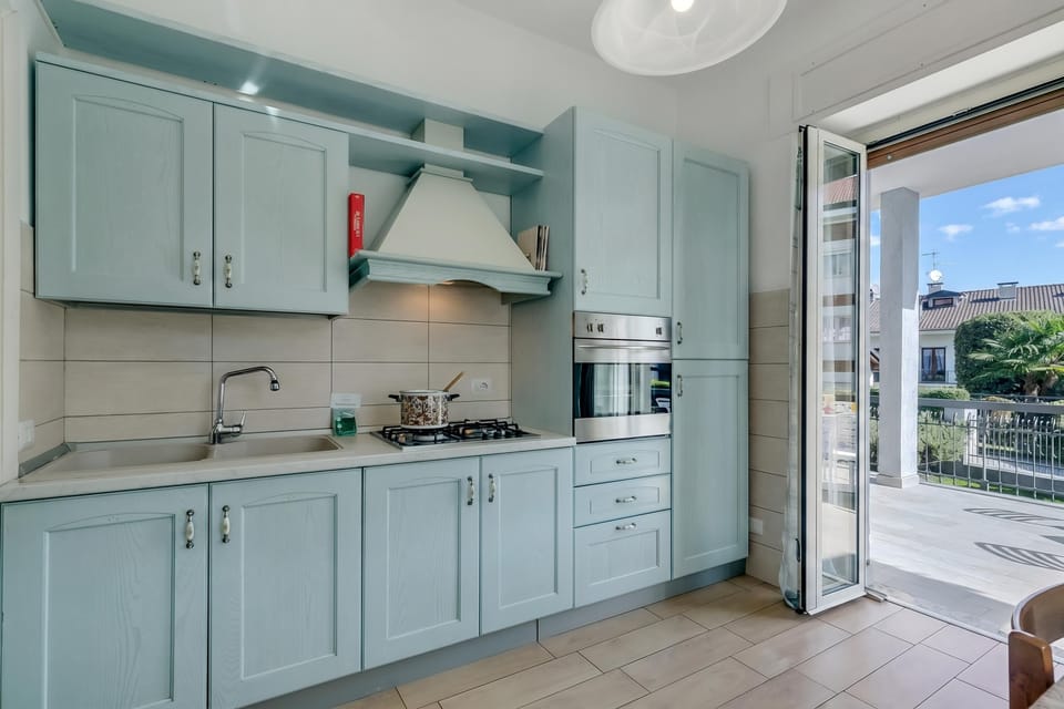Family Apartment, Multiple Bedrooms (Il Giardino Di Dante Stresa Center) | Private kitchen | Fridge, oven, stovetop, coffee/tea maker