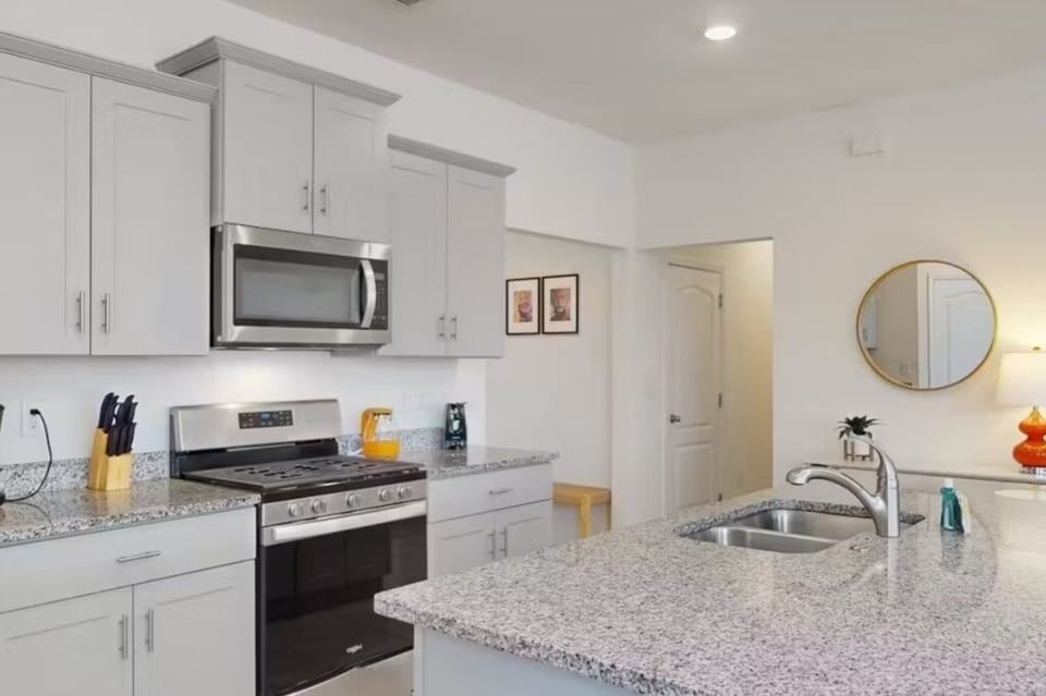 House, 5 Bedrooms | Private kitchen | Microwave, dishwasher, cookware/dishes/utensils