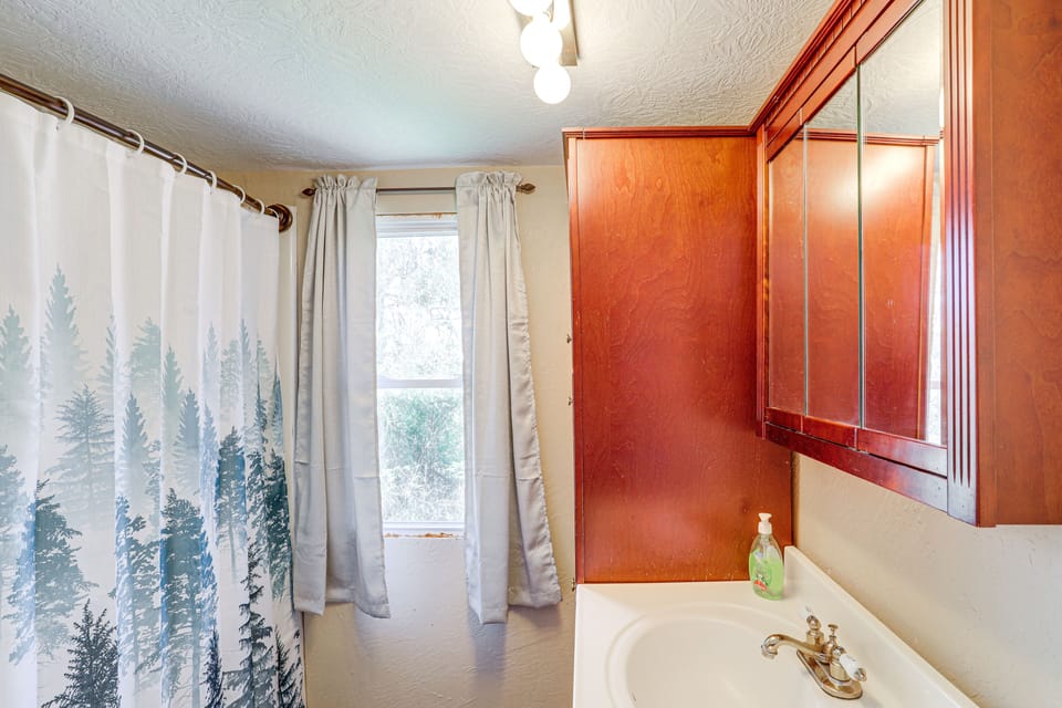 < 1 Mi to White River! Pet-friendly Cabin in Guion Cottage in Arkansas