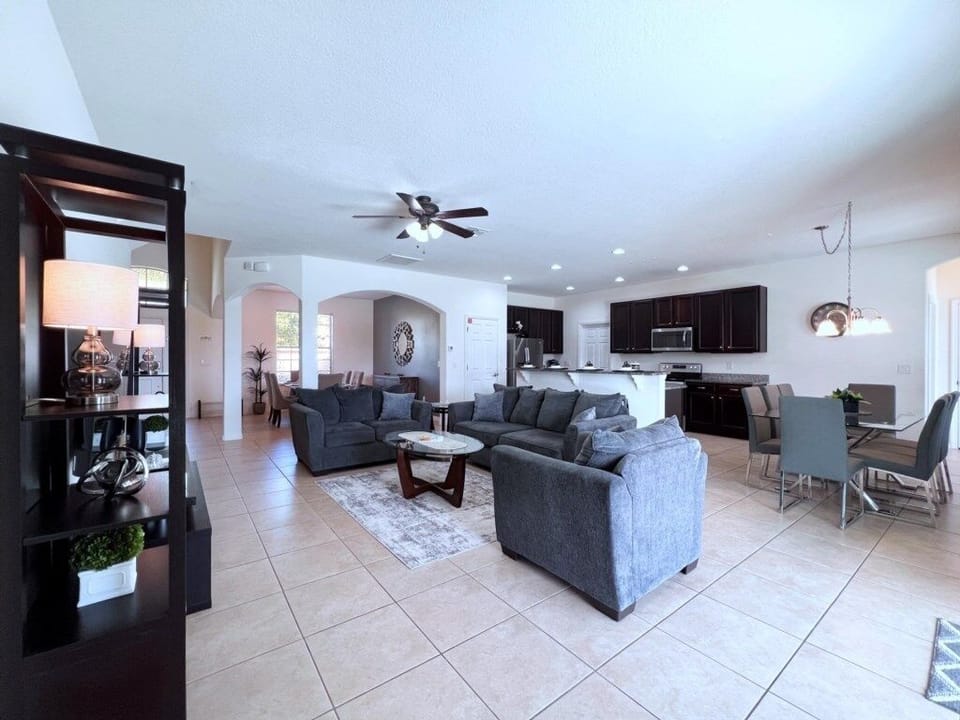 House, 5 Bedrooms | Living area