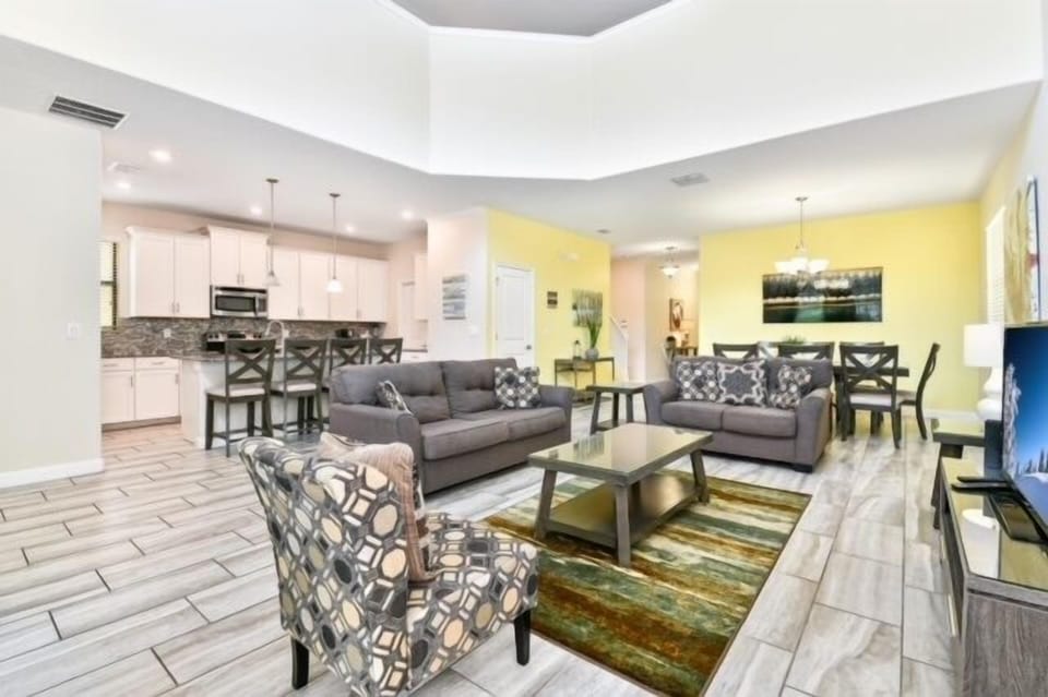House, 5 Bedrooms | Living area