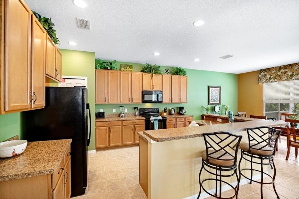 House, 6 Bedrooms | Private kitchen | Microwave, dishwasher