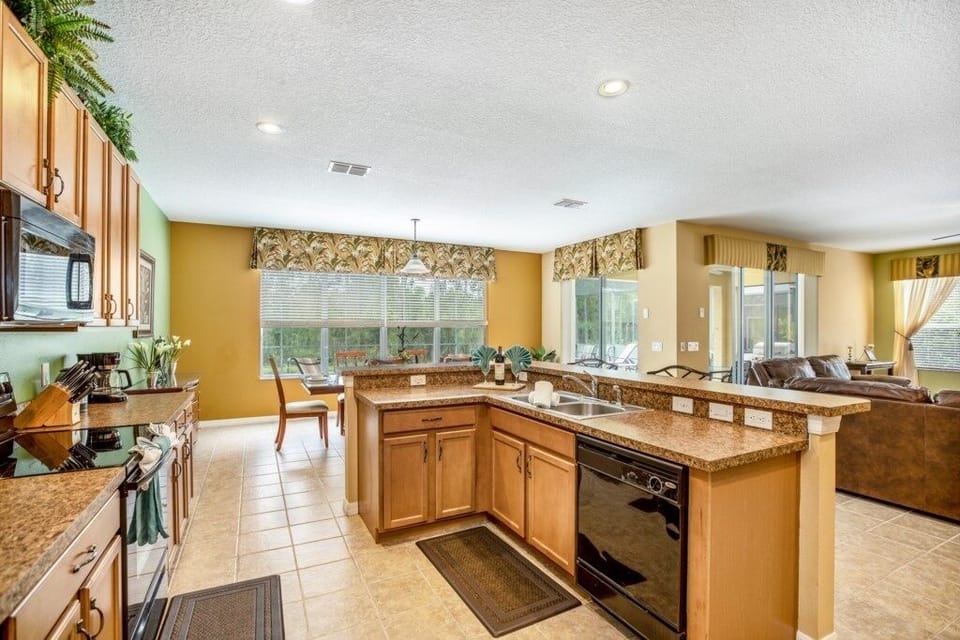 House, 6 Bedrooms | Private kitchen | Microwave, dishwasher
