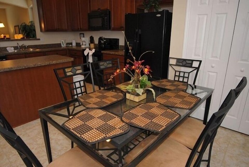 House, 6 Bedrooms | Private kitchen | Microwave, dishwasher