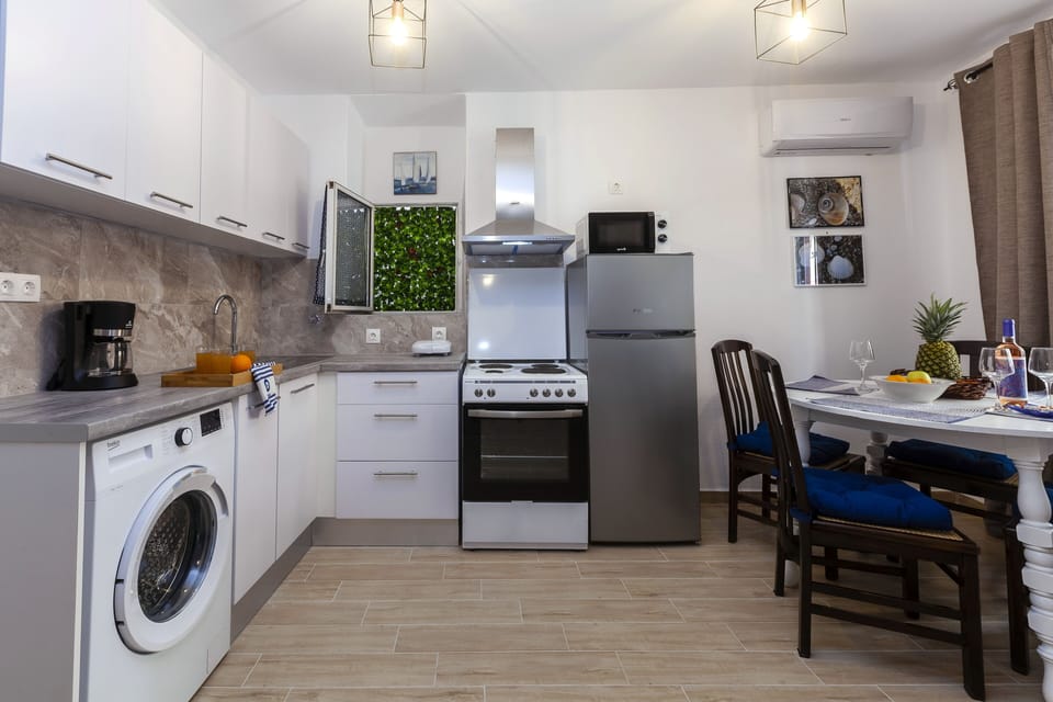 Oven, coffee/tea maker, electric kettle, toaster