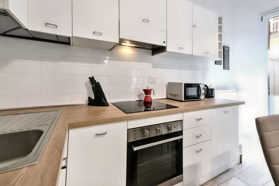 Comfort Apartment, Balcony, City View | Private kitchen | Fridge, microwave, oven, stovetop