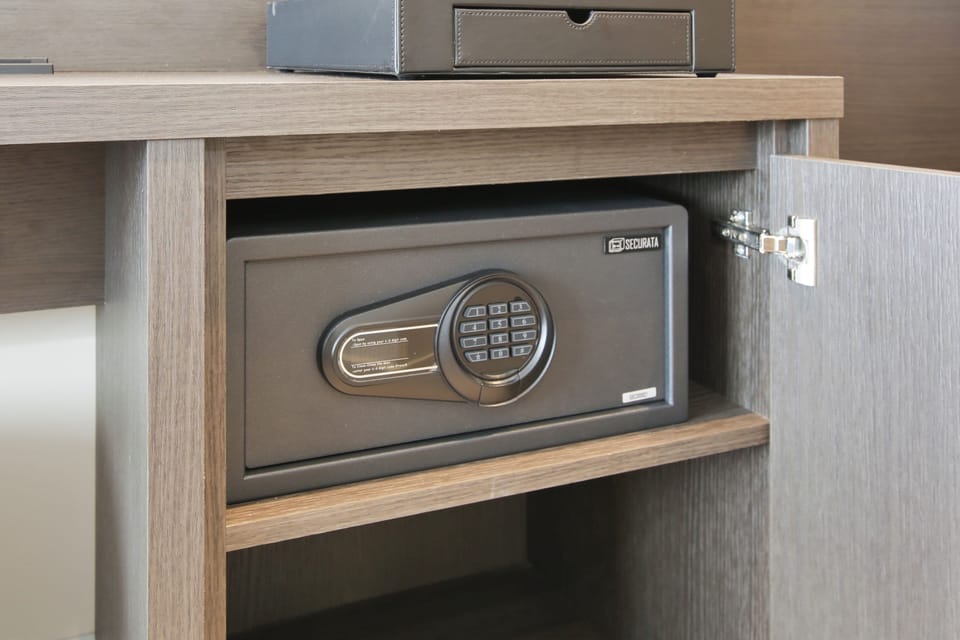 Pillowtop beds, minibar, in-room safe, desk