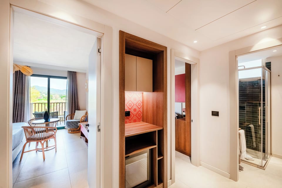 Family Suite | Minibar, in-room safe, free WiFi, bed sheets
