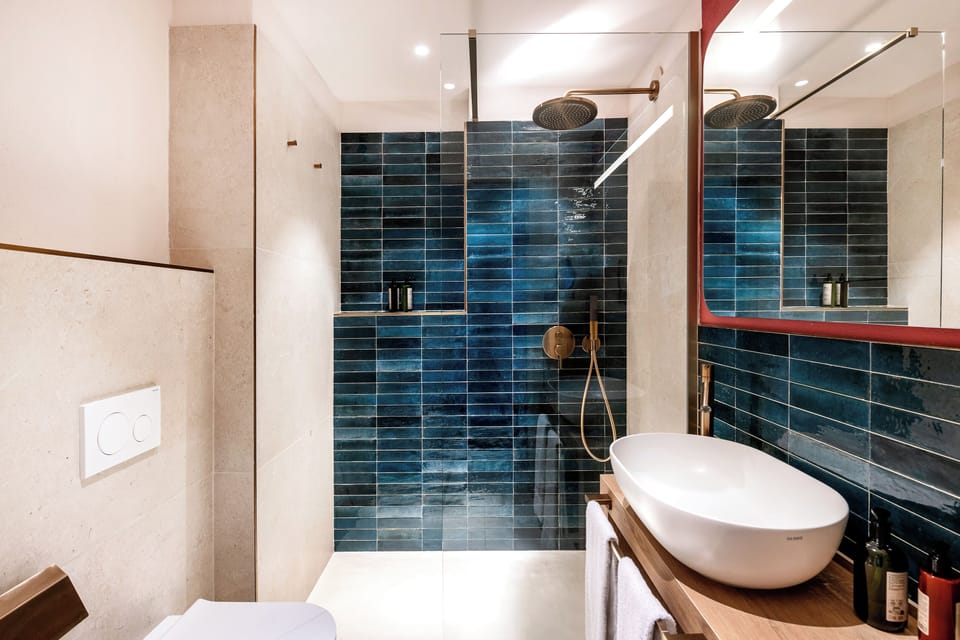 Family Suite | Bathroom | Shower, free toiletries, hair dryer, bidet