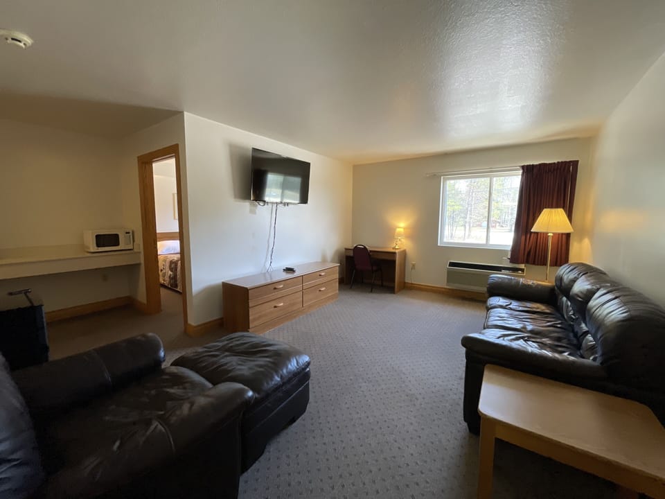 King Suite with Jetted Tub | Iron/ironing board, free WiFi, bed sheets
