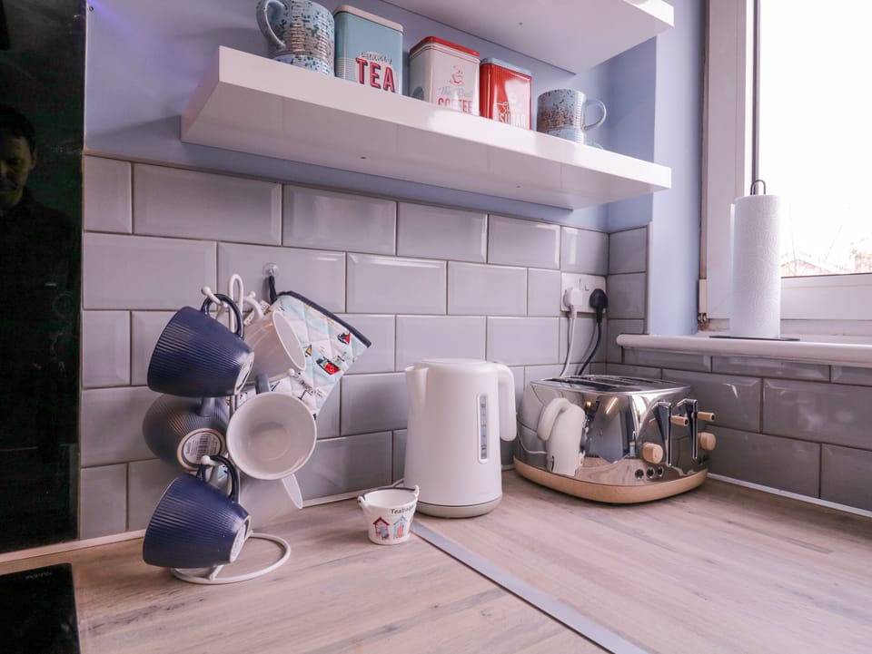 Dishwasher, electric kettle, toaster, cookware/dishes/utensils