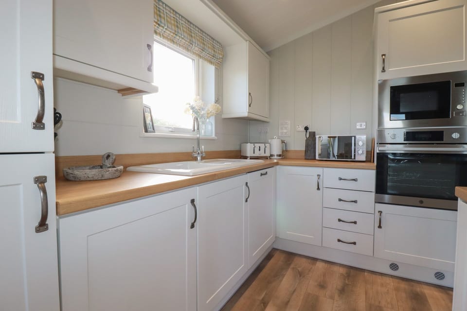 Fridge, cookware/dishes/utensils