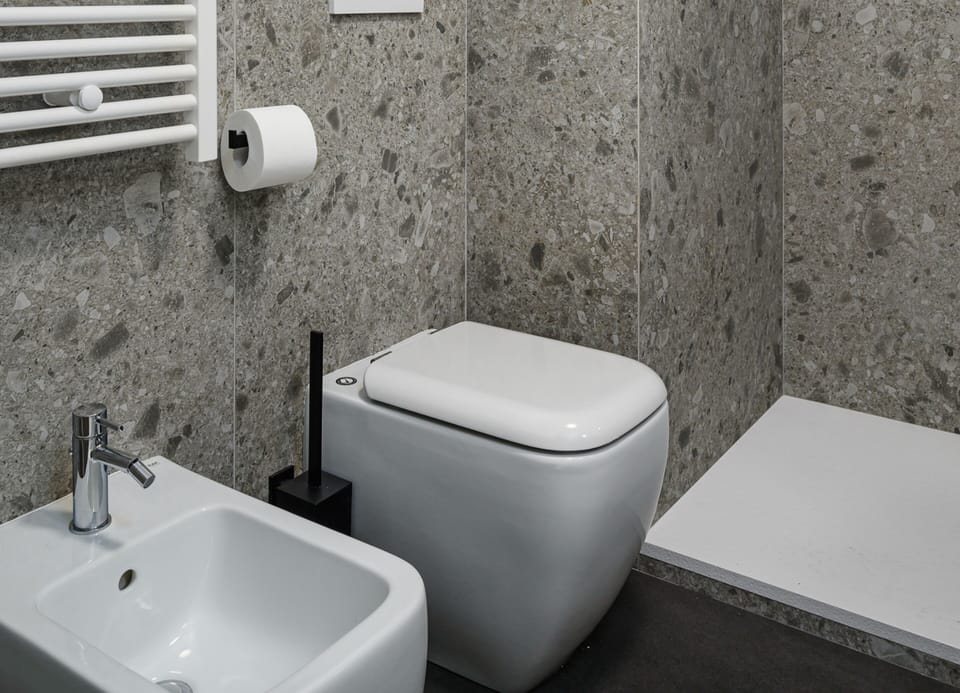 City Room | Bathroom | Shower, free toiletries, hair dryer, towels