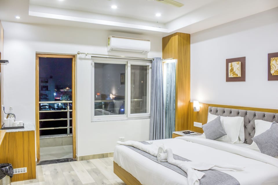 Premium Room with Balcony | Premium bedding, minibar, in-room safe, desk