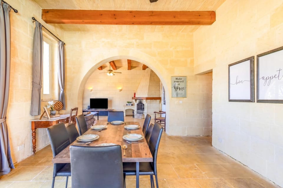 Family House, Multiple Bedrooms (Nirvana Gozitan Villa & Pool) | Dining