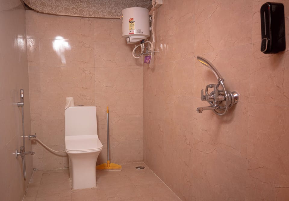 Deluxe Tent | Bathroom | Shower, rainfall showerhead, free toiletries, hair dryer
