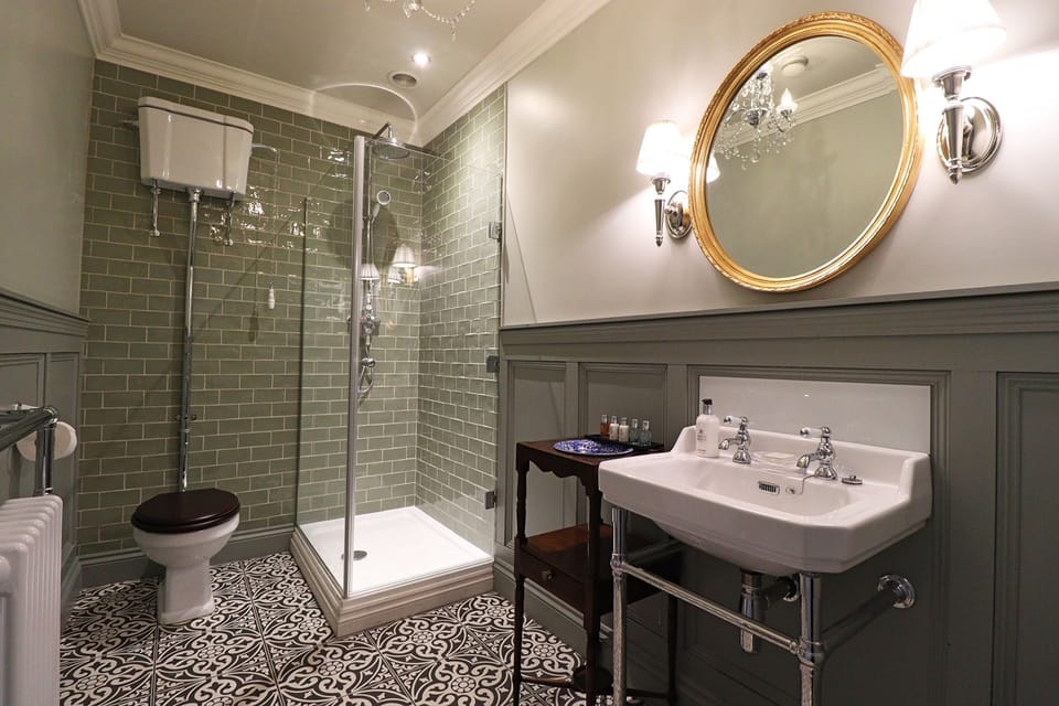 Superior Double Room | Bathroom | Shower, rainfall showerhead, hair dryer, towels