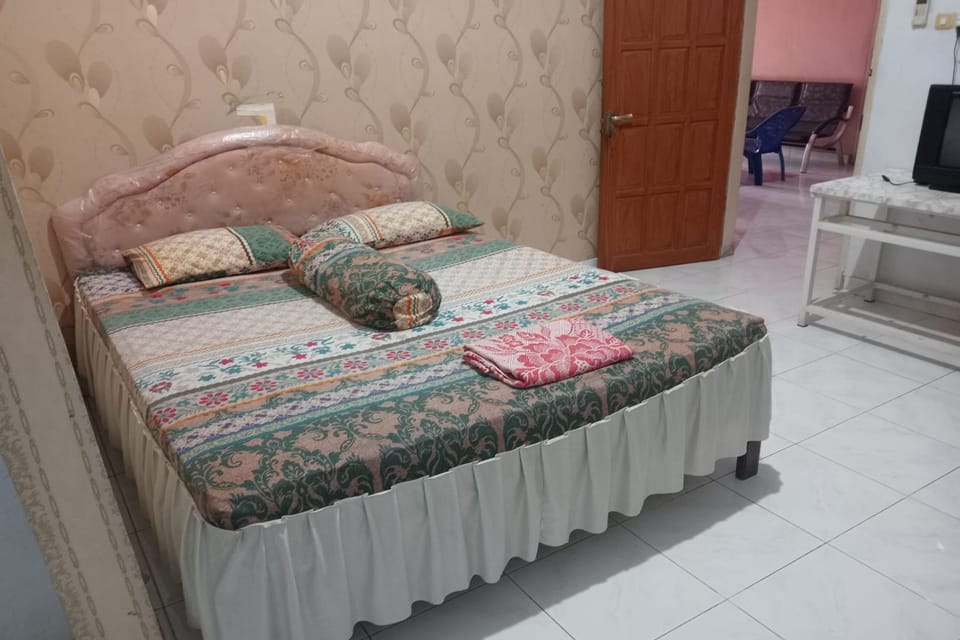 Minibar, desk, WiFi (free)