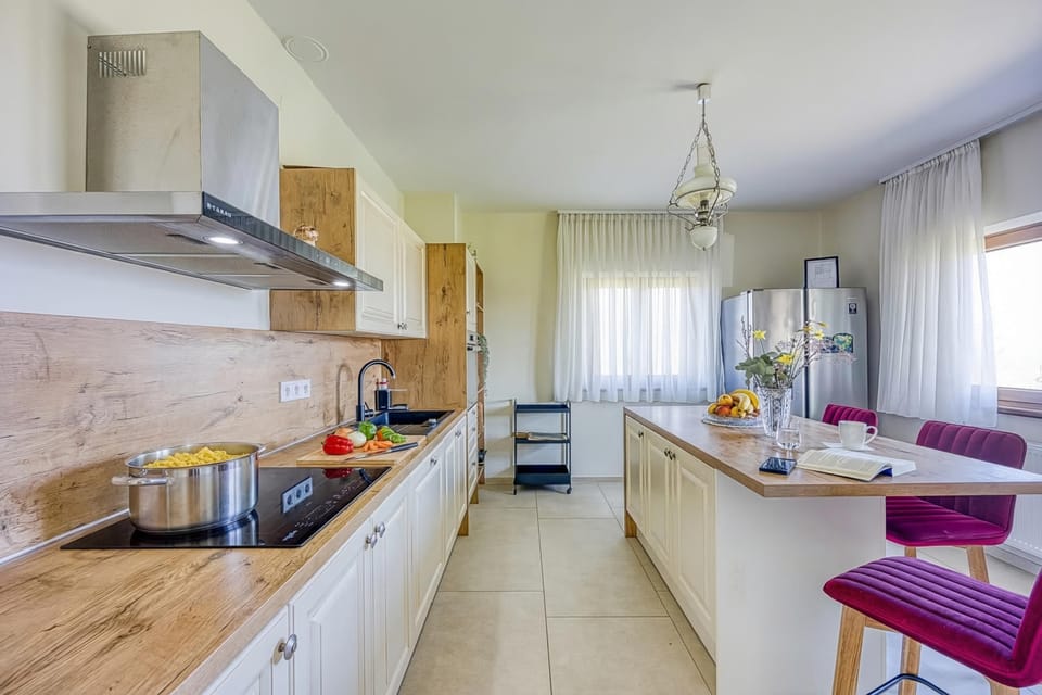 Family House, 4 Bedrooms, 2 Bathrooms, Mountainside (Vineyard Estate w/ Hot Tub Near) | Private kitchen