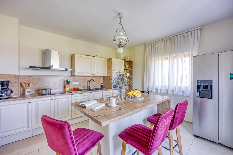 Family House, 4 Bedrooms, 2 Bathrooms, Mountainside (Vineyard Estate w/ Hot Tub Near) | Private kitchen