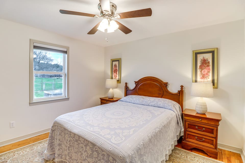Historic Greers Ferry Home < 2 Mi to Shiloh Marina Cottage in Greers Ferry Lake
