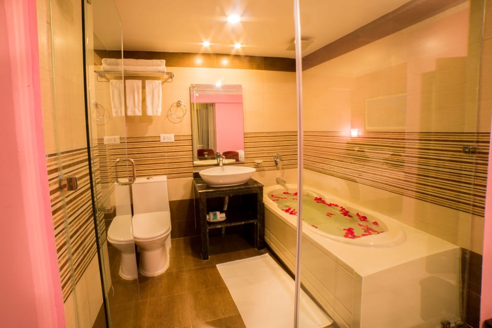 Shower, rainfall showerhead, free toiletries, hair dryer