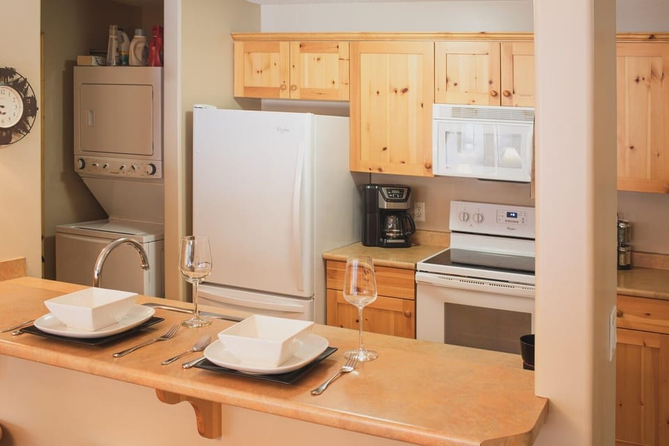 Condo, 2 Bedrooms | Private kitchen | Dishwasher