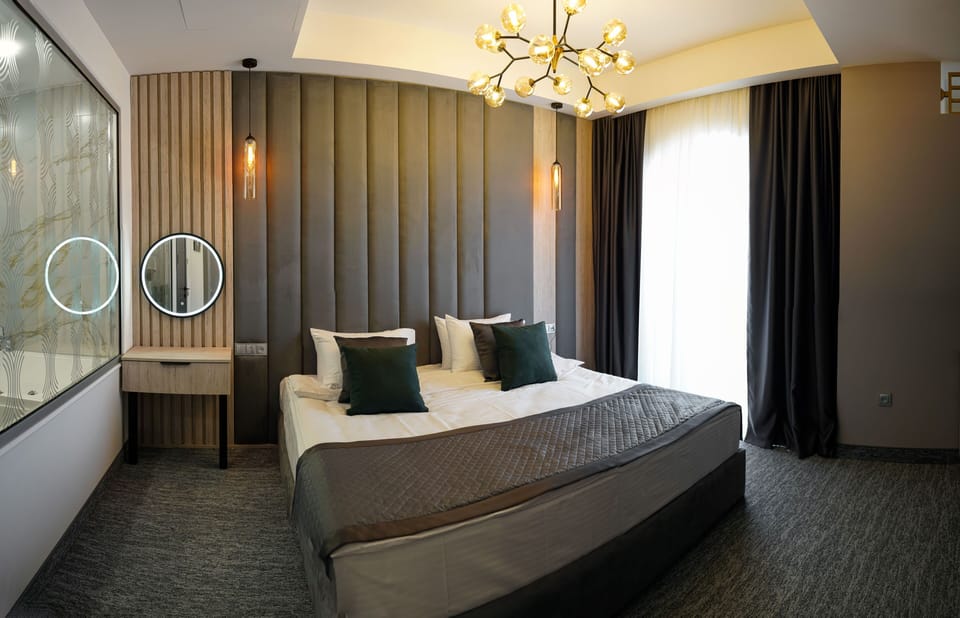 Executive Suite | Premium bedding, minibar, in-room safe, individually decorated