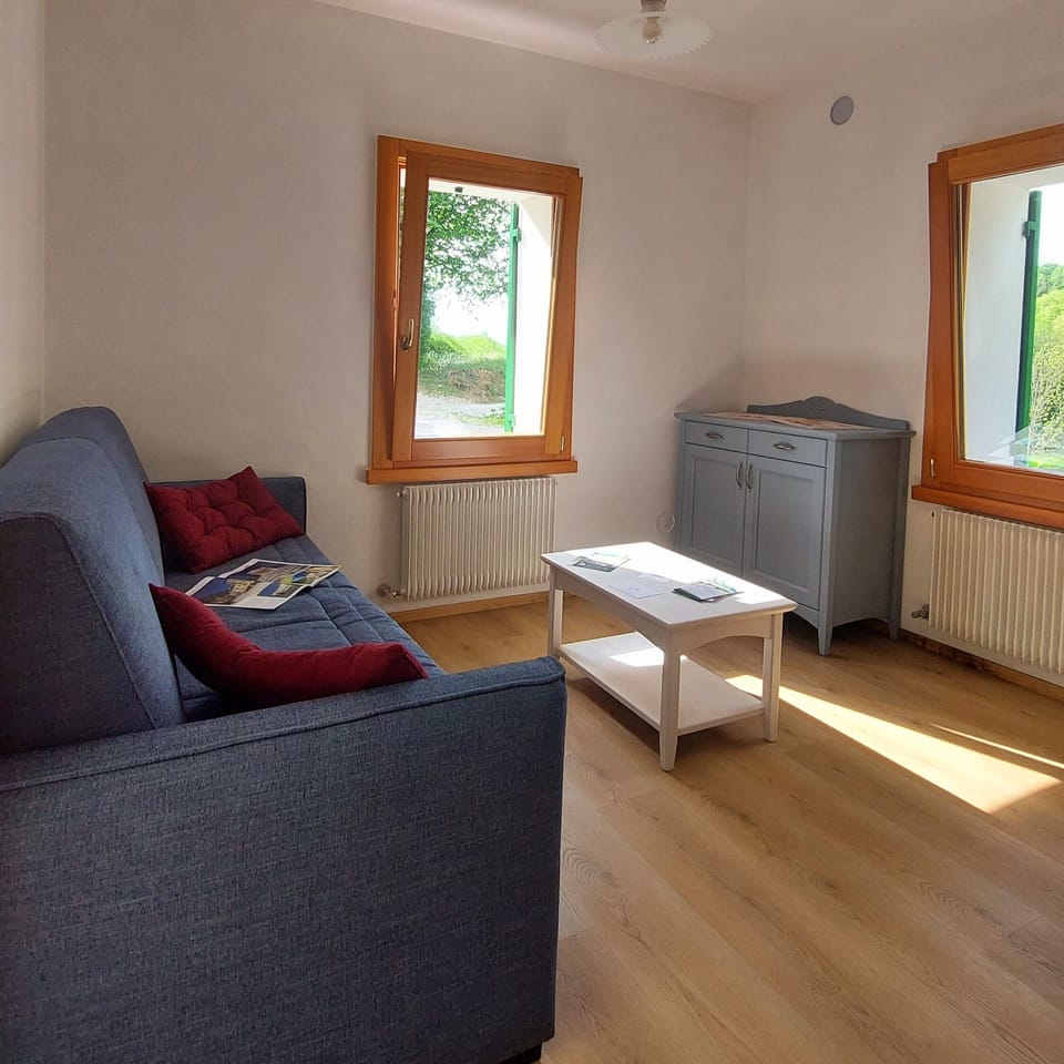 Traditional Apartment, 2 Bedrooms, Kitchen, Hill View | Living area