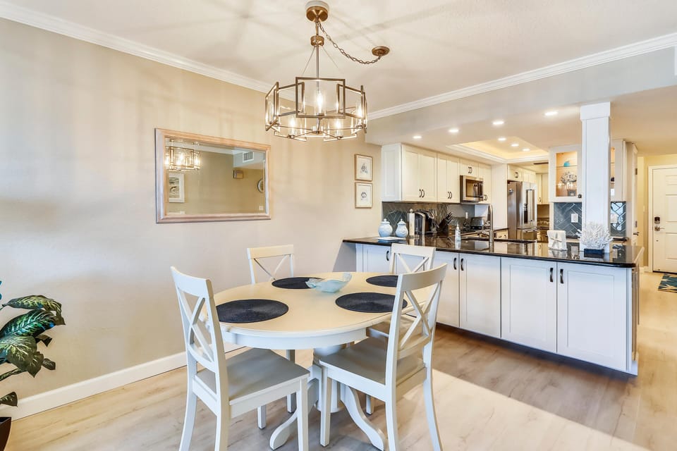 Condo, 1 King Bed (Land's End 6-302 Beach Front - Premie) | Dining