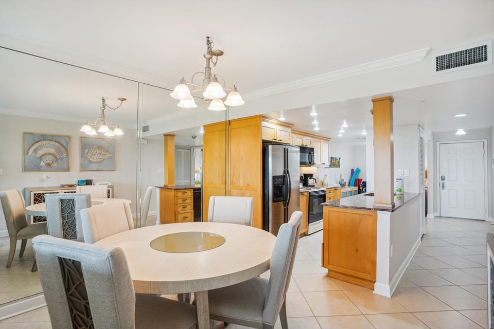 Condo, 1 King Bed (Land's End 7-202 Beach Front) | Dining