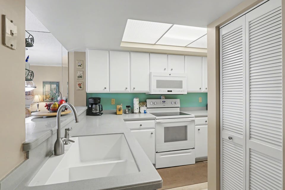 Condo, 1 King Bed with Sofa bed (Land's End 7-204 Beach Front) | Private kitchen | Oven, toaster