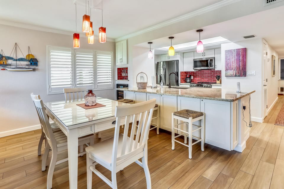 Condo, Multiple Beds (Land's End 7-206 Beach Front - Premie) | Dining