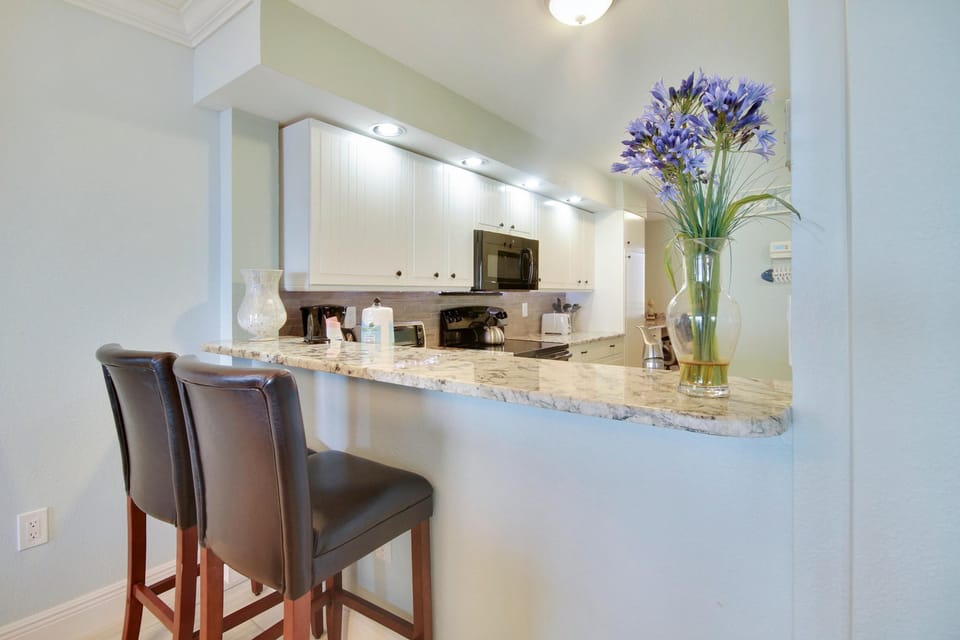 Condo, 1 King Bed with Sofa bed (Land's End 7-305 Beach Front) | Private kitchen